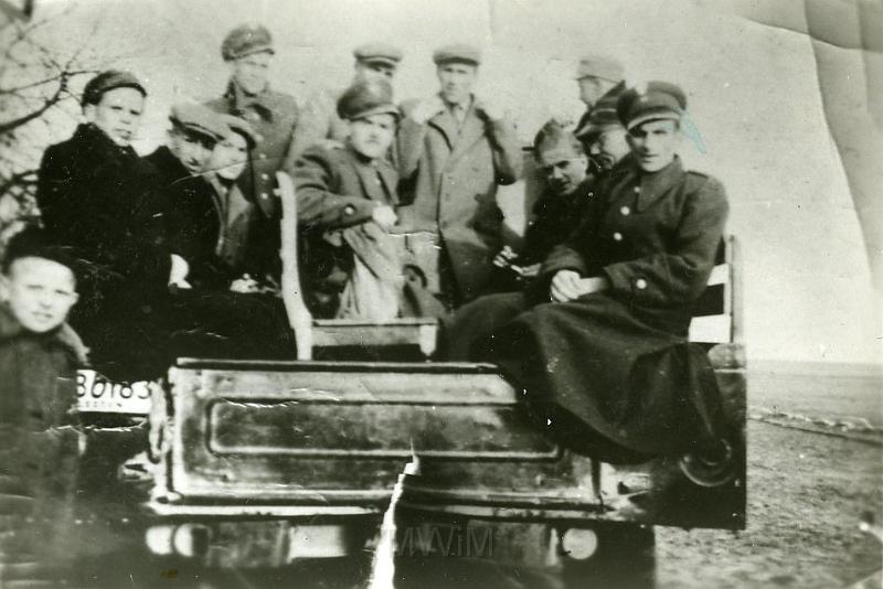 KKE 2283.jpg - Fot. Grupowa. Żołnierze w łaziku, lata 40-te XX wieku.